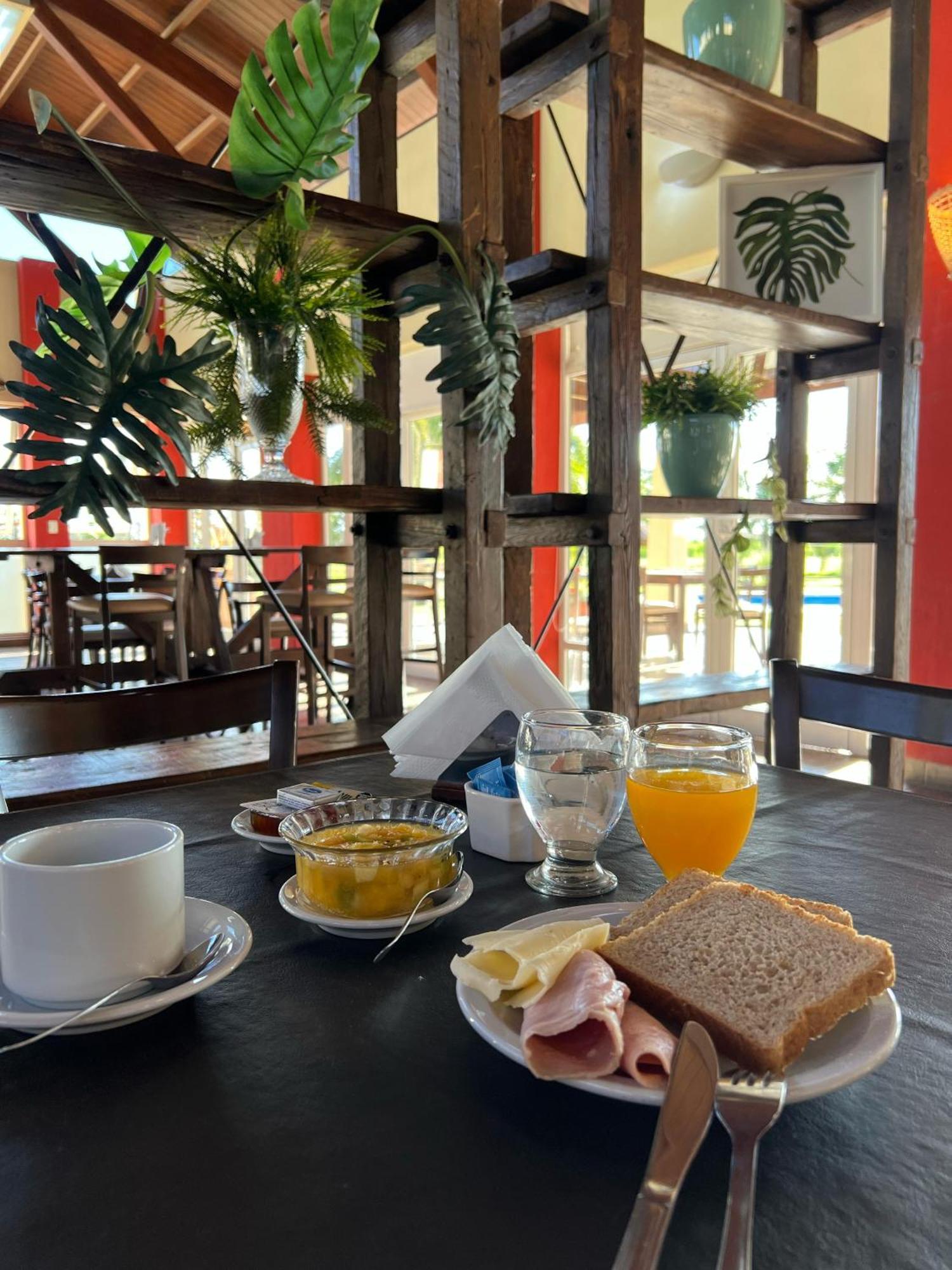 Howard Johnson Inn רוסאריו דה לה פרונטרה מראה חיצוני תמונה