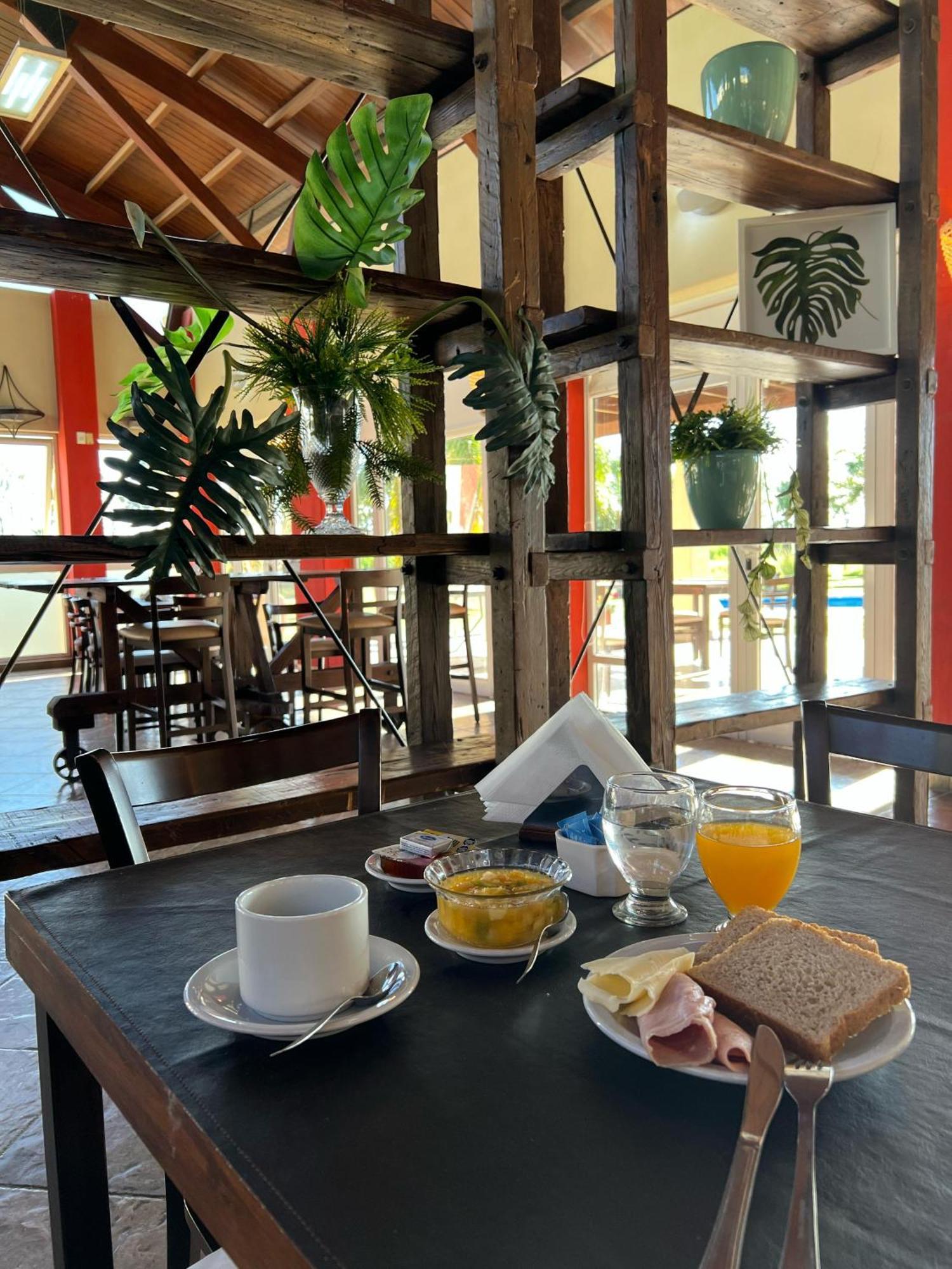 Howard Johnson Inn רוסאריו דה לה פרונטרה מראה חיצוני תמונה